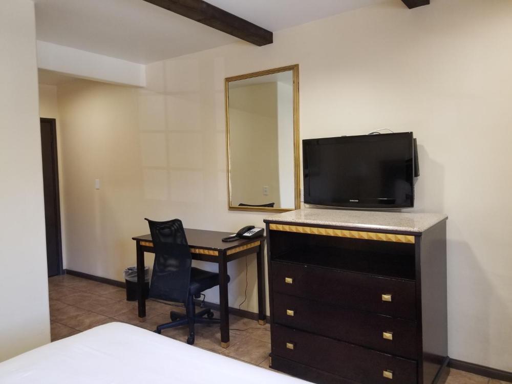 Standard King Room at Tuscan Garden Inn, photo 2