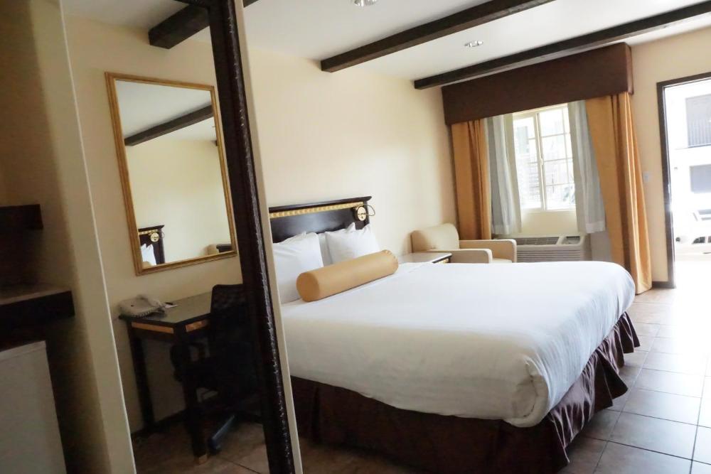 Standard King Room at Tuscan Garden Inn, photo 4