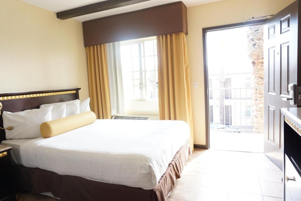 Standard King Room at Tuscan Garden Inn, photo 5